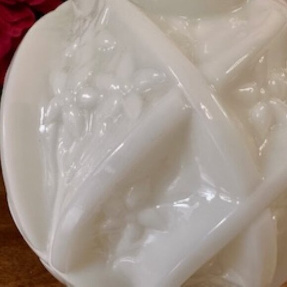 Vintage Milk Glass Vase Floral Motif – Mid-Century Sculpted Raised Leaf Design - Picture 5 of 5